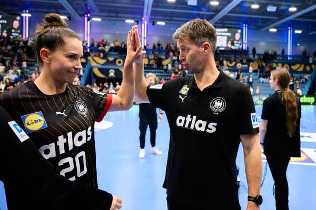 Gummersbach: Handball Frauen EM-Qualifikation, Deutschland - Nordmazedonien v.li. Emily Vogel (Deutschland), Trainer Markus Gaugisch (Deutschland) Gummersbach Schwalbe Arena Deutschland