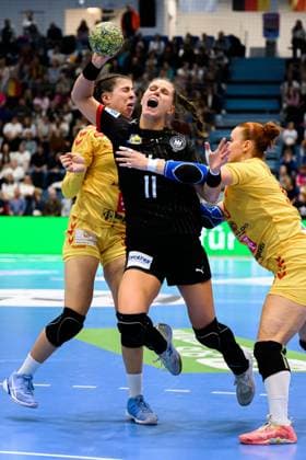 Gummersbach: Handball Frauen EM-Qualifikation, Deutschland - Nordmazedonien v. li. im Zweikampf Xenia Smits (Deutschland) und Katerina Damjanoska (Mazedonien) Gummersbach Schwalbe Arena Deutschland