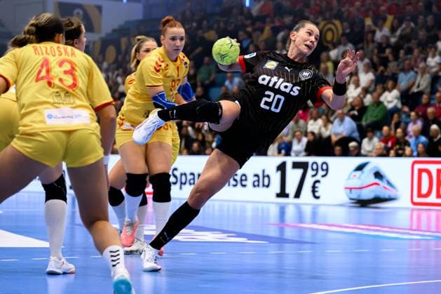 Gummersbach: Handball Frauen EM-Qualifikation, Deutschland - Nordmazedonien v.li. Emilijana Rizoska (Mazedonien), Katerina Damjanoska (Mazedonien), Emily Vogel (Deutschland) Gummersbach Schwalbe Arena Deutschland *** Gummersbach Handball Women European Championship Qualification, Germany North Macedonia v li Emilijana Rizoska Macedonia , Katerina Damjanoska Macedonia , Emily Vogel Germany Gummersbach Schwalbe Arena Germany