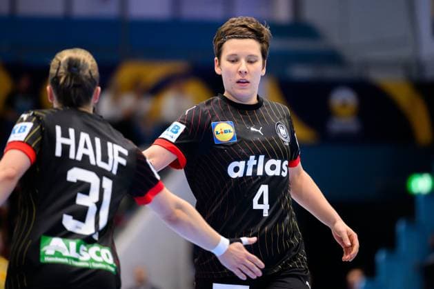 Gummersbach: Handball Frauen EM-Qualifikation, Deutschland - Nordmazedonien v.li. Alexia Hauf (Deutschland), Alina Grijseels (Deutschland) Gummersbach Schwalbe Arena Deutschland
