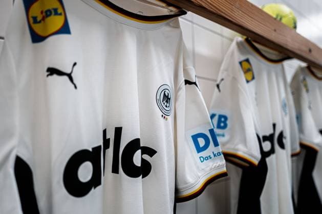 Gummersbach: Handball Frauen Deutschland - Fotoshooting Trikot Gummersbach Schwalbe Arena Deutschland