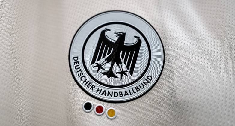 Gummersbach: Handball Frauen Deutschland - Fotoshooting Logo Bundesadler Gummersbach Schwalbe Arena Deutschland