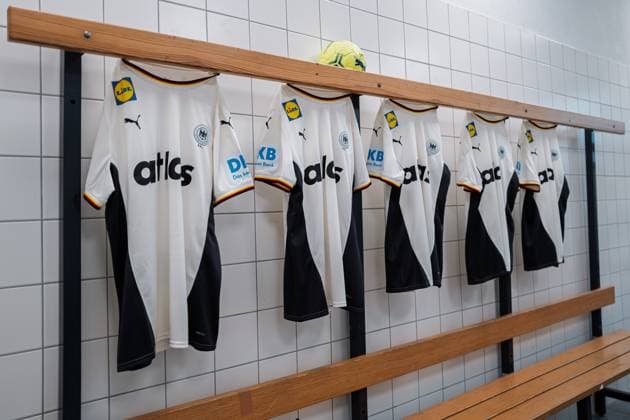 Gummersbach: Handball Frauen Deutschland - Fotoshooting Trikots Gummersbach Schwalbe Arena Deutschland