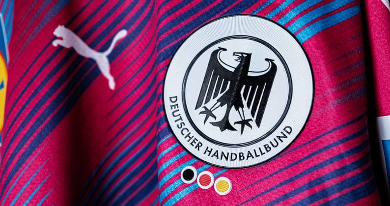 Gummersbach: Handball Frauen Deutschland - Fotoshooting Logo Bundesadler Sondertrikot Gummersbach Schwalbe Arena Deutschland