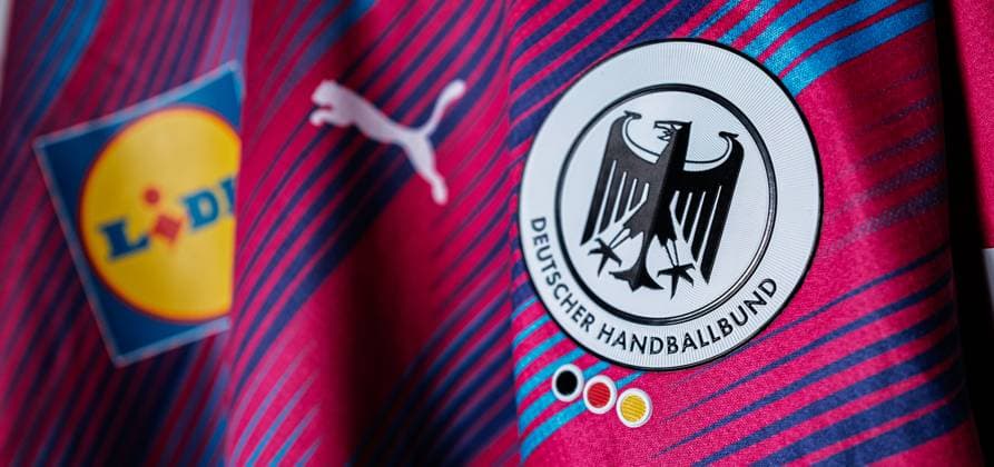 Gummersbach: Handball Frauen Deutschland - Fotoshooting Logo DHB, Bundesadler, Sondertrikot Gummersbach Schwalbe Arena Deutschland