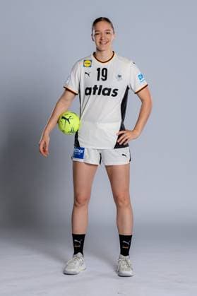 Gummersbach: Handball Frauen Deutschland - Fotoshooting Nieke Kühne Kuehne (Deutschland) Gummersbach Schwalbe Arena Deutschland