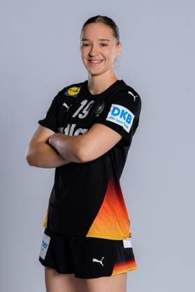 Gummersbach: Handball Frauen Deutschland - Fotoshooting Nieke Kühne Kuehne (Deutschland) Gummersbach Schwalbe Arena Deutschland