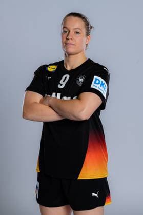 Gummersbach: Handball Frauen Deutschland - Fotoshooting Lisa Antl (Deutschland) Gummersbach Schwalbe Arena Deutschland
