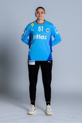 Gummersbach: Handball Frauen Deutschland - Fotoshooting Torhueterin Nicole Roth (Deutschland) Gummersbach Schwalbe Arena Deutschland