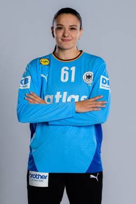 Gummersbach: Handball Frauen Deutschland - Fotoshooting Torhueterin Nicole Roth (Deutschland) Gummersbach Schwalbe Arena Deutschland