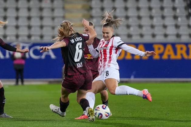 Alena Bienz (SC Freiburg, 08) am Ball , Deutschland, Fussball, GooglePixel Frauen-Bundesliga, 8.Spieltag, 2025 2026, SC Freiburg vs. RB Leipzig, 03.11.2025, Dreisamstadion, Freiburg, Deutschland DFB REGULATIONS PROHIBIT ANY USE OF PHOTOGRAPHS AS IMAGE SEQUENCES AND OR QUASI-VIDEO. Freiburg Dreisamstadion Baden-Wuerttemberg Deutschland Copyright: xArnexAmbergx