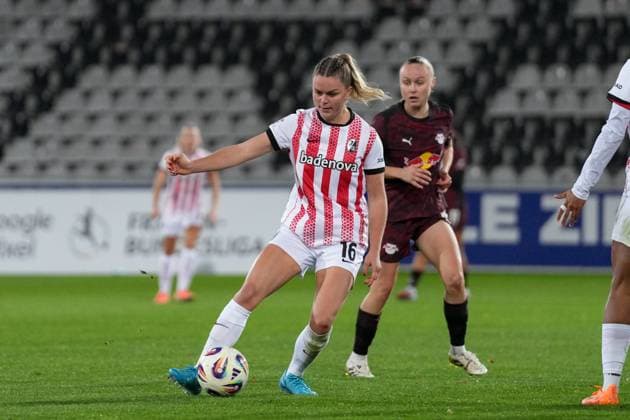 Greta Stegemann (SC Freiburg, 16) am Ball , Deutschland, Fussball, GooglePixel Frauen-Bundesliga, 8.Spieltag, 2025 2026, SC Freiburg vs. RB Leipzig, 03.11.2025, Dreisamstadion, Freiburg, Deutschland DFB REGULATIONS PROHIBIT ANY USE OF PHOTOGRAPHS AS IMAGE SEQUENCES AND OR QUASI-VIDEO. Freiburg Dreisamstadion Baden-Wuerttemberg Deutschland Copyright: xArnexAmbergx