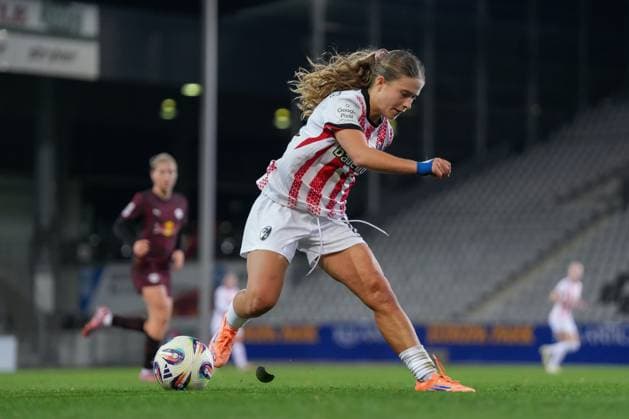 Nia Szenk (SC Freiburg, 19) am Ball, verliert den Schienbeinschoner , Deutschland, Fussball, GooglePixel Frauen-Bundesliga, 8.Spieltag, 2025 2026, SC Freiburg vs. RB Leipzig, 03.11.2025, Dreisamstadion, Freiburg, Deutschland DFB REGULATIONS PROHIBIT ANY USE OF PHOTOGRAPHS AS IMAGE SEQUENCES AND OR QUASI-VIDEO. Freiburg Dreisamstadion Baden-Wuerttemberg Deutschland Copyright: xArnexAmbergx