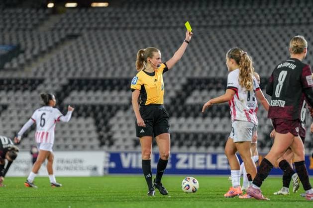Davina Lutz (Schiedsrichterin) zeigt die gelbe Karte , Deutschland, Fussball, GooglePixel Frauen-Bundesliga, 8.Spieltag, 2025 2026, SC Freiburg vs. RB Leipzig, 03.11.2025, Dreisamstadion, Freiburg, Deutschland DFB REGULATIONS PROHIBIT ANY USE OF PHOTOGRAPHS AS IMAGE SEQUENCES AND OR QUASI-VIDEO. Freiburg Dreisamstadion Baden-Wuerttemberg Deutschland Copyright: xArnexAmbergx