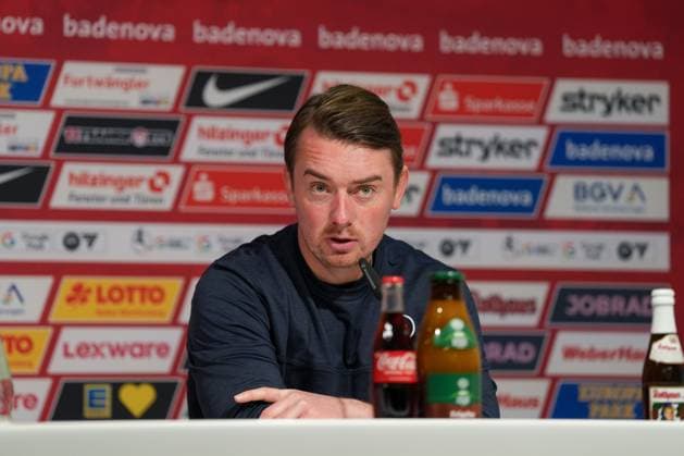 Jonas Stephan (RB Leipzig, Cheftrainer) bei der PK , Deutschland, Fussball, GooglePixel Frauen-Bundesliga, 8.Spieltag, 2025 2026, SC Freiburg vs. RB Leipzig, 03.11.2025, Dreisamstadion, Freiburg, Deutschland DFB REGULATIONS PROHIBIT ANY USE OF PHOTOGRAPHS AS IMAGE SEQUENCES AND OR QUASI-VIDEO. Freiburg Dreisamstadion Baden-Wuerttemberg Deutschland Copyright: xArnexAmbergx