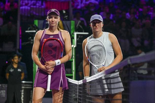 WTA, Tennis Damen Finals 2025 - Day Three RIYADH, SAUDI ARABIA NOVEMBER 3, 2025: Iga Swiatek (R) of Poland and Elena Rybakina (L) of Kazakhstan pose for a photo ahead of their group-stage match on Day 3 of the 2025 WTA Finals at King Saud University Indoor Arena in Riyadh, Saudi Arabia, on November 3, 2025. Riyadh Saudi Arabia  Copyright: xSTRx originalFilename:str-wtafinal251103_npjP3.jpg