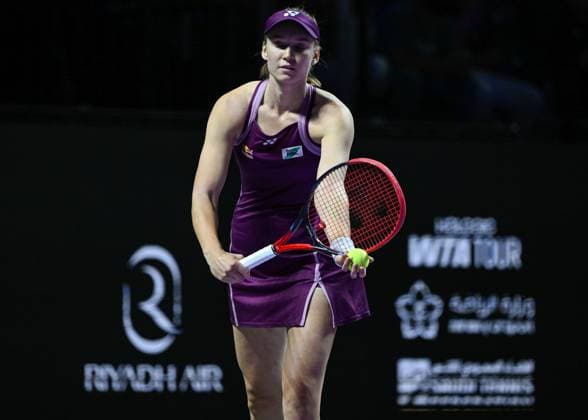 WTA, Tennis Damen Finals 2025 - Day Three RIYADH, SAUDI ARABIA NOVEMBER 3, 2025: Elena Rybakina of Kazakhstan plays against Iga Swiatek of Poland during their group-stage match on Day 3 of the 2025 WTA Finals at King Saud University Indoor Arena in Riyadh, Saudi Arabia, on November 3, 2025. Riyadh Saudi Arabia  Copyright: xSTRx originalFilename:str-wtafinal251103_npMks.jpg