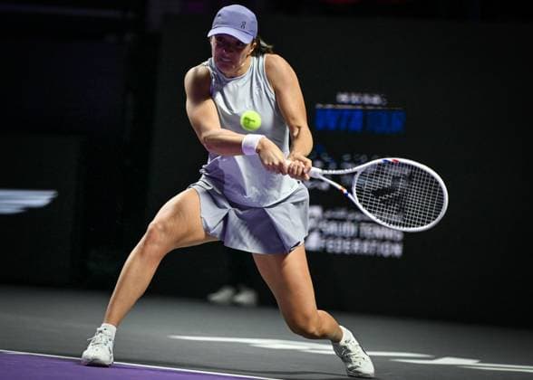 WTA, Tennis Damen Finals 2025 - Day Three RIYADH, SAUDI ARABIA NOVEMBER 3, 2025: Iga Swiatek of Poland plays against Elena Rybakina of Kazakhstan during their group-stage match on Day 3 of the 2025 WTA Finals at King Saud University Indoor Arena in Riyadh, Saudi Arabia, on November 3, 2025. Riyadh Saudi Arabia  Copyright: xSTRx originalFilename:str-wtafinal251103_np8k7.jpg