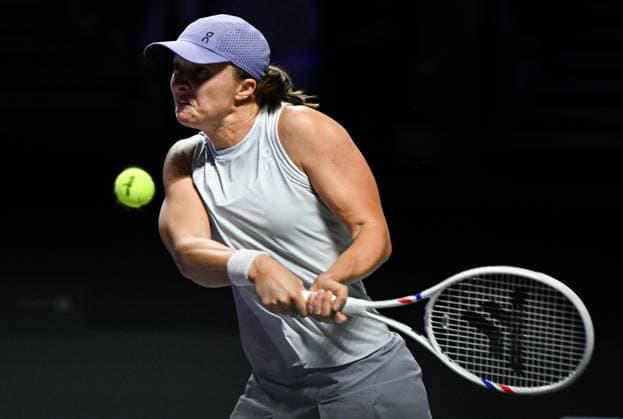 WTA, Tennis Damen Finals 2025 - Day Three RIYADH, SAUDI ARABIA NOVEMBER 3, 2025: Iga Swiatek of Poland plays against Elena Rybakina of Kazakhstan during their group-stage match on Day 3 of the 2025 WTA Finals at King Saud University Indoor Arena in Riyadh, Saudi Arabia, on November 3, 2025. Riyadh Saudi Arabia  Copyright: xSTRx originalFilename:str-wtafinal251103_npFdN.jpg