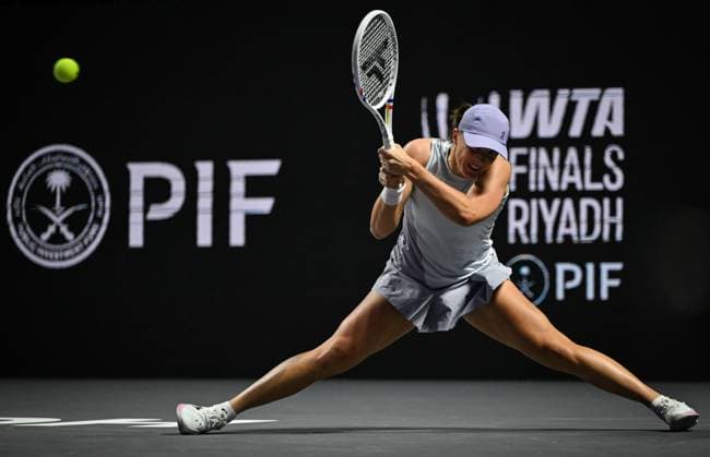 WTA, Tennis Damen Finals 2025 - Day Three RIYADH, SAUDI ARABIA NOVEMBER 3, 2025: Iga Swiatek of Poland plays against Elena Rybakina of Kazakhstan during their group-stage match on Day 3 of the 2025 WTA Finals at King Saud University Indoor Arena in Riyadh, Saudi Arabia, on November 3, 2025. Riyadh Saudi Arabia  Copyright: xSTRx originalFilename:str-wtafinal251103_npvFZ.jpg