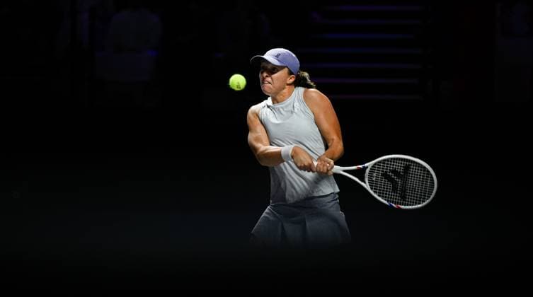 WTA, Tennis Damen Finals 2025 - Day Three RIYADH, SAUDI ARABIA NOVEMBER 3, 2025: Iga Swiatek of Poland plays against Elena Rybakina of Kazakhstan during their group-stage match on Day 3 of the 2025 WTA Finals at King Saud University Indoor Arena in Riyadh, Saudi Arabia, on November 3, 2025. Riyadh Saudi Arabia  Copyright: xSTRx originalFilename:str-wtafinal251103_npdwi.jpg