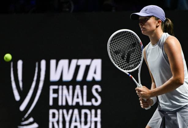 WTA, Tennis Damen Finals 2025 - Day Three RIYADH, SAUDI ARABIA NOVEMBER 3, 2025: Iga Swiatek of Poland plays against Elena Rybakina of Kazakhstan during their group-stage match on Day 3 of the 2025 WTA Finals at King Saud University Indoor Arena in Riyadh, Saudi Arabia, on November 3, 2025. Riyadh Saudi Arabia  Copyright: xSTRx originalFilename:str-wtafinal251103_npGVe.jpg