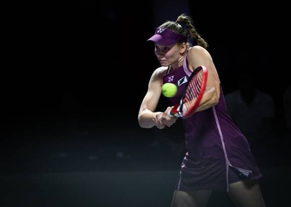 WTA, Tennis Damen Finals 2025 - Day Three RIYADH, SAUDI ARABIA NOVEMBER 3, 2025: Elena Rybakina of Kazakhstan plays against Iga Swiatek of Poland during their group-stage match on Day 3 of the 2025 WTA Finals at King Saud University Indoor Arena in Riyadh, Saudi Arabia, on November 3, 2025. Riyadh Saudi Arabia  Copyright: xSTRx originalFilename:str-wtafinal251103_npZRb.jpg