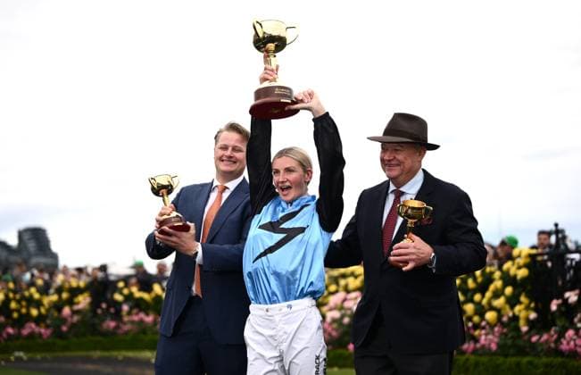 RACING MELBOURNE CUP, Jockey Jamie Melham reacts with the Melbourne Cup aside trainers Calvin and Tony McEvoy after riding Half Yours to victory in the 2025 Melbourne Cup at Flemington Racecourse in Melbourne, Tuesday, November 4, 2025. ( NO ARCHIVING, EDITORIAL USE ONLY MELBOURNE VICTORIA AUSTRALIA  Copyright: xJOELxCARRETTx 20251104146027635794