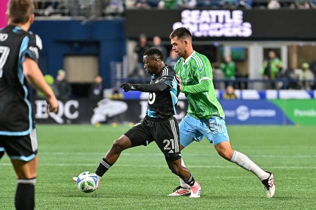November 03, 2025: Minnesota United Forward Bongokuhle Hlongwane (21) tries to stay ahead of Seattle Sounders Defender Jackson Ragen (25) during the MLS, Fussball Herren, USA Cup first round playoff match between the Seattle Sounders and Minnesota United in Seattle WA CSM Seattle United States - ZUMAc04_ 20251103_zma_c04_282 Copyright: xStevexFaberx