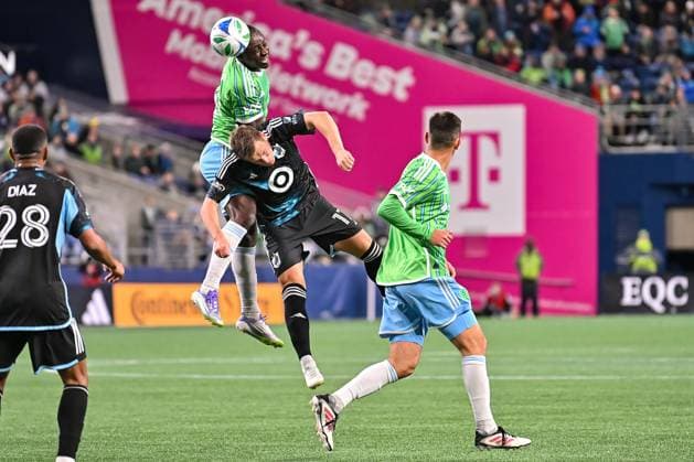 November 03, 2025: Seattle Sounders defender Yeimar (28) gets way up to head a ball during the MLS, Fussball Herren, USA Cup first round playoff match between the Seattle Sounders and Minnesota United in Seattle WA CSM Seattle United States - ZUMAc04_ 20251103_zma_c04_283 Copyright: xStevexFaberx