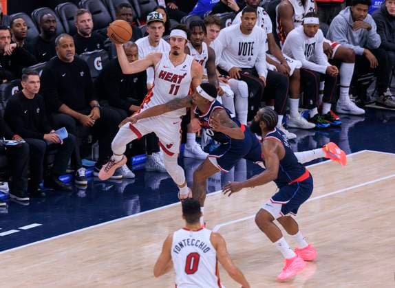November 3, 2025, Los Angeles, California, USA: Jaime Jaquez Jr. 11 of the Miami Heat keeps the ball inbound away from Bradley Beal 0 of the Los Angeles Clippers during their 2025 NBA, Basketball Herren, USA regular season game on Monday November 3, 2025 at Intuit Dome Arena in Inglewood, California. Clippers lose to Heat, 119-120. JAVIER ROJAS PI Los Angeles USA - ZUMAp124 20251103_zaa_p124_068 Copyright: xJavierxRojasx