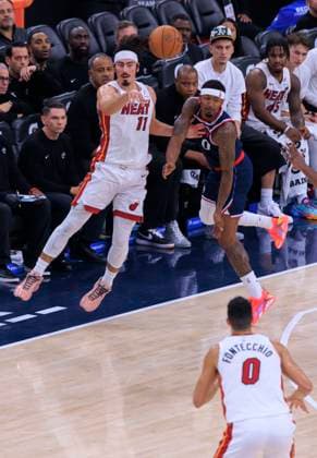 November 3, 2025, Los Angeles, California, USA: Jaime Jaquez Jr. 11 of the Miami Heat keeps the bal inbound during their 2025 NBA, Basketball Herren, USA regular season game against the Los Angeles Clippers on Monday November 3, 2025 at Intuit Dome Arena in Inglewood, California. Clippers lose to Heat, 119-120. JAVIER ROJAS PI Los Angeles USA - ZUMAp124 20251103_zaa_p124_069 Copyright: xJavierxRojasx