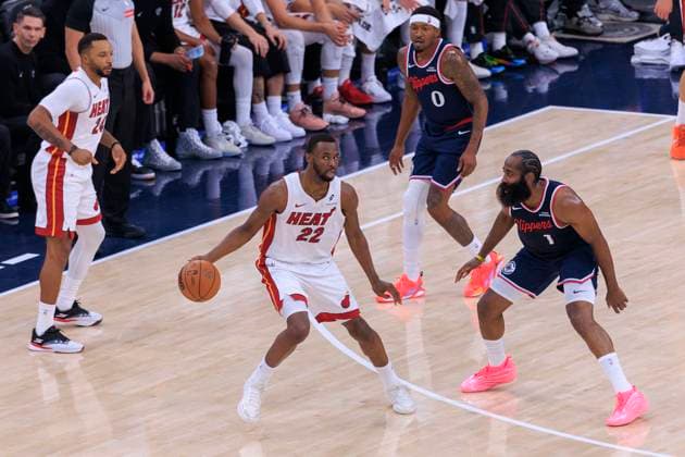 November 3, 2025, Los Angeles, California, USA: Andrew Wiggins 22 of the Miami Heat with the ball during their 2025 NBA, Basketball Herren, USA regular season game against the Miami Heat on Monday November 3, 2025 at Intuit Dome Arena in Inglewood, California. Clippers lose to Heat, 119-120. JAVIER ROJAS PI Los Angeles USA - ZUMAp124 20251103_zaa_p124_070 Copyright: xJavierxRojasx
