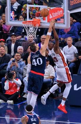 November 3, 2025, Los Angeles, California, USA: Bam Adebayo 13 of the Miami Heat puts up a layup past Ivica Zubac 40 of the Los Angeles Clippers during their 2025 NBA, Basketball Herren, USA regular season game on Monday November 3, 2025 at Intuit Dome Arena in Inglewood, California. JAVIER ROJAS PI Los Angeles USA - ZUMAp124 20251103_zaa_p124_073 Copyright: xJavierxRojasx