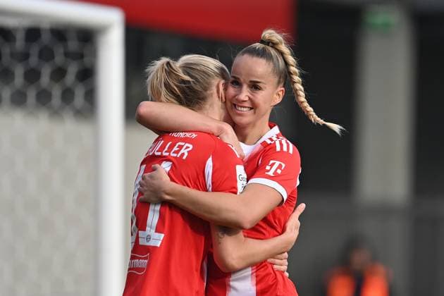 Torjubel Lea SCHUELLER (li,FCB) mit Giulia GWINN (FCB), Jubel,Freude,Begeisterung, Aktion, Fussball Google Pixel Bundesliga der Frauen Saison 2025 2026, 8.Spieltag, Spieltag08 FC Bayern Muenchen Frauen - SGS Essen 4-1 am 01.11.2025 FC BAYERN CAMPUS *** Goal celebration Lea SCHUELLER left,FCB with Giulia GWINN FCB , Cheering,Joy,Enthusiasm, Action, Soccer Google Pixel Womens Bundesliga Season 2025 2026, 8 Matchday, Matchday08 FC Bayern Muenchen Women SGS Essen 4 1 on 01 11 2025 FC BAYERN CAMPUS