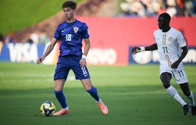 Fussball, Junioren U 17 WM 2025 in Doha Katar Vorrunde 03.11.2025 Gruppe C Senegal - Kroatien Jona Benkotic (li, Kroatien) gegen Victor Mendy (re, Senegal)