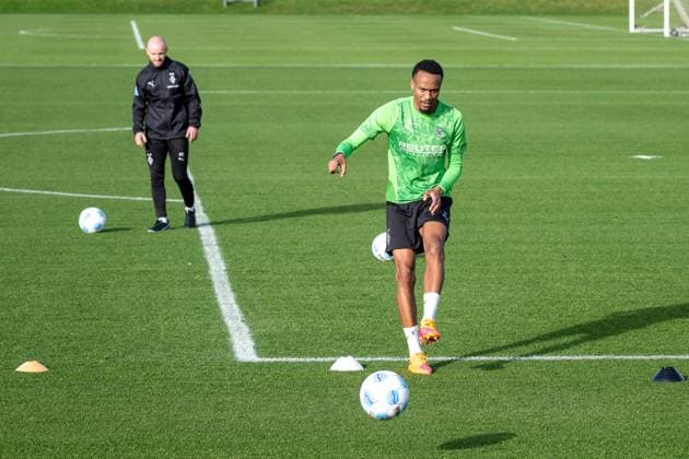 04.11.2025, Fussball: 1. Bundesliga, Saison 2025 2026, öffentliches Training, Borussia Moenchengladbach auf dem Trainingsgelände am Borussia Park. Nathan Ngoumou (Borussia Moenchengladbach, 19) mit Philipp Schmidt (Borussia Moenchengladbach, Athletiktrainer) im Individualtraining. Foto: Kirchner-Media Thomas Haesler Copyright: xKirchner-Media ThomasxHaeslerx