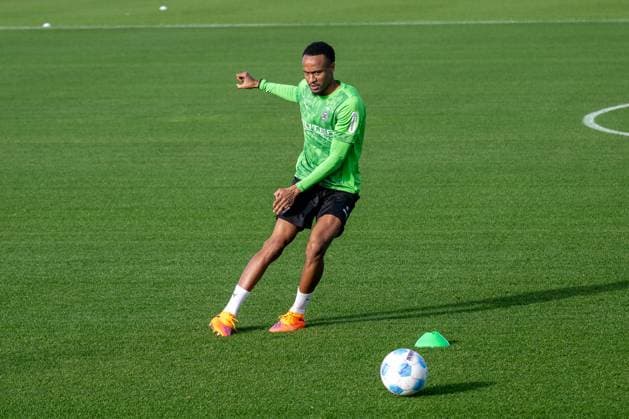 04.11.2025, Fussball: 1. Bundesliga, Saison 2025 2026, öffentliches Training, Borussia Moenchengladbach auf dem Trainingsgelände am Borussia Park. Nathan Ngoumou (Borussia Moenchengladbach, 19) im Einzeltraining. Foto: Kirchner-Media Thomas Haesler Copyright: xKirchner-Media ThomasxHaeslerx