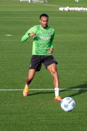 04.11.2025, Fussball: 1. Bundesliga, Saison 2025 2026, öffentliches Training, Borussia Moenchengladbach auf dem Trainingsgelände am Borussia Park. Nathan Ngoumou (Borussia Moenchengladbach, 19) im Einzeltraining. Foto: Kirchner-Media Thomas Haesler Copyright: xKirchner-Media ThomasxHaeslerx