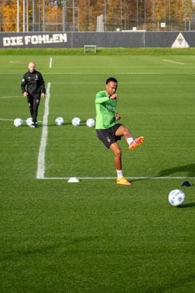 04.11.2025, Fussball: 1. Bundesliga, Saison 2025 2026, öffentliches Training, Borussia Moenchengladbach auf dem Trainingsgelände am Borussia Park. Nathan Ngoumou (Borussia Moenchengladbach, 19) mit Philipp Schmidt (Borussia Moenchengladbach, Athletiktrainer) im Einzeltraining. Foto: Kirchner-Media Thomas Haesler Copyright: xKirchner-Media ThomasxHaeslerx