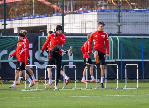 Fußball, Herren, Saison 2025 2026, 1. Bundesliga, 1. FC Union Berlin, Training, v. l. David Preu (1. FC Union Berlin), Christopher Trimmel (1. FC Union Berlin), Janik Haberer (1. FC Union Berlin), 04.11. 2025, Copyright: xMatthiasxKochx