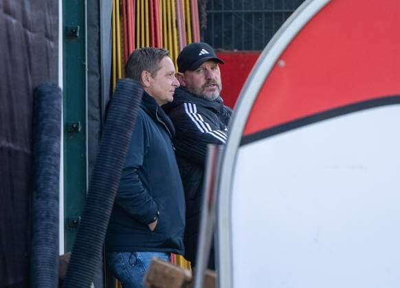 Fußball, Herren, Saison 2025 2026, 1. Bundesliga, 1. FC Union Berlin, Training, v. l. Geschäftsführer Horst Heldt (1. FC Union Berlin), Trainer Steffen Baumgart (1. FC Union Berlin), 04.11. 2025, Copyright: xMatthiasxKochx
