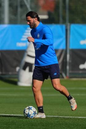 November 4, 2025, Zingonia, Lombardia: Atalanta s Sead Kolasinac during a training session on the eve of the UEFA Champions League soccer match between Atalanta BC and Olympique de Marseille at Bortolotti Training Center in Zingonia, Italy, 4 Novembrer 2025. .ANSA MICHELE MARAVIGLIA. Calcio: Champions League; O. Marseille-Atalanta  - ZUMAa110 20251104_zaf_a110_006 Copyright: xAnsa MichelexMaravigliax