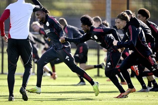 AMSTERDAM - Ajax s Don-Angelo Konadu and Jorthy Mokio during the MD-1 training session prior to the Champions League match against Galatasaray at De Toekomst sports complex on November 4, 2025, in Amsterdam, Netherlands. ANP OLAF KRAAK UEFA Champions League 2025-2026 xVIxANPxSportx xxANPxIVx 541192144 originalFilename: 541192144.jpg