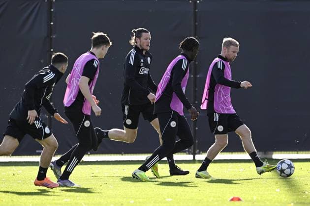 AMSTERDAM - Davy Klaassen and Wout Weghorst of Ajax during the MD-1 training session prior to the Champions League match against Galatasaray at the De Toekomst sports complex on November 4, 2025, in Amsterdam, Netherlands. ANP OLAF KRAAK UEFA Champions League 2025-2026 xVIxANPxSportx xxANPxIVx 541192187 originalFilename: 541192187.jpg