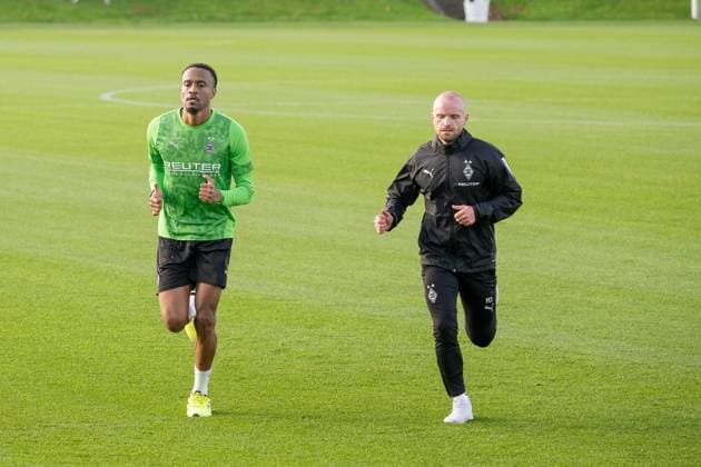 04.11.2025, Fussball: 1. Bundesliga, Saison 2025 2026, öffentliches Training, Borussia Moenchengladbach auf dem Trainingsgelände am Borussia Park. Nathan Ngoumou (Borussia Moenchengladbach, 19) im Einzeltraining mit Philipp Schmidt (Borussia Moenchengladbach, Athletiktrainer). Foto: Kirchner-Media Thomas Haesler Copyright: xKirchner-Media ThomasxHaeslerx