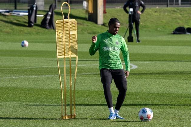 04.11.2025, Fussball: 1. Bundesliga, Saison 2025 2026, öffentliches Training, Borussia Moenchengladbach auf dem Trainingsgelände am Borussia Park. Charles Herrmann (Borussia Moenchengladbach, 34) bei Passuebungen. Foto: Kirchner-Media Thomas Haesler Copyright: xKirchner-Media ThomasxHaeslerx