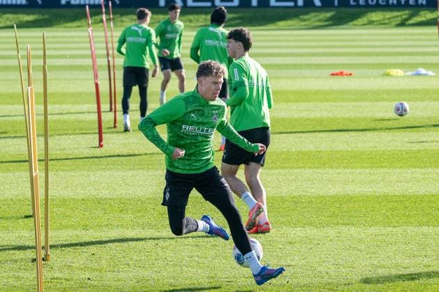 04.11.2025, Fussball: 1. Bundesliga, Saison 2025 2026, öffentliches Training, Borussia Moenchengladbach auf dem Trainingsgelände am Borussia Park. Robin Hack (Borussia Moenchengladbach, 25) bei Passuebungen. Foto: Kirchner-Media Thomas Haesler Copyright: xKirchner-Media ThomasxHaeslerx