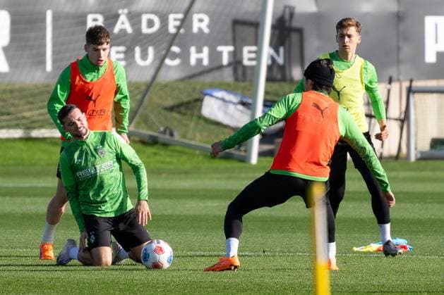 04.11.2025, Fussball: 1. Bundesliga, Saison 2025 2026, öffentliches Training, Borussia Moenchengladbach auf dem Trainingsgelände am Borussia Park. Zweikampf zwischen Lukas Ullrich (Borussia Moenchengladbach, 26) und Kevin Stoeger (Borussia Moenchengladbach, 07). Davor Shuto Machino (Borussia Moenchengladbach, 18). Foto: Kirchner-Media Thomas Haesler Copyright: xKirchner-Media ThomasxHaeslerx