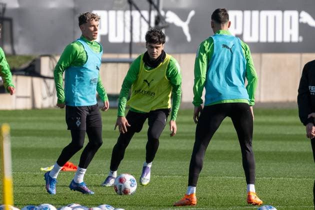 04.11.2025, Fussball: 1. Bundesliga, Saison 2025 2026, öffentliches Training, Borussia Moenchengladbach auf dem Trainingsgelände am Borussia Park. Zweikampf zwischen Robin Hack (Borussia Moenchengladbach, 25) und Giovanni Reyna (Borussia Moenchengladbach, 13). Foto: Kirchner-Media Thomas Haesler Copyright: xKirchner-Media ThomasxHaeslerx